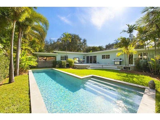 Foto del edificio - 5800 NE 6th Ct