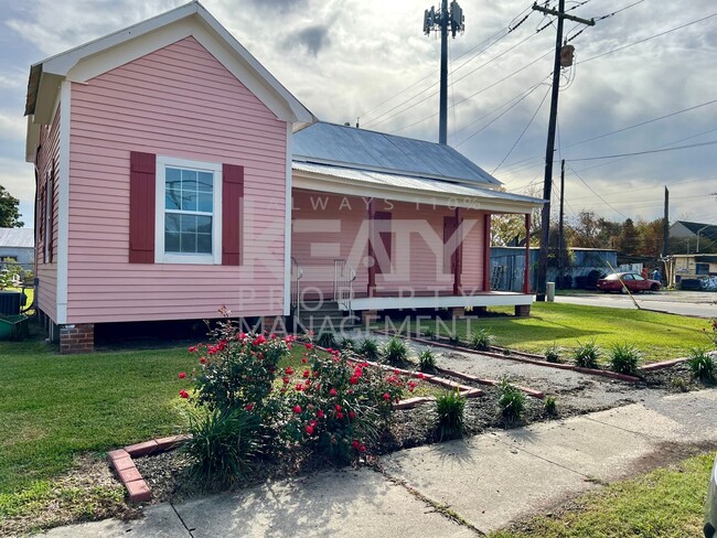 Building Photo - 2 Bedroom, 1 Bathroom House is Available Now!