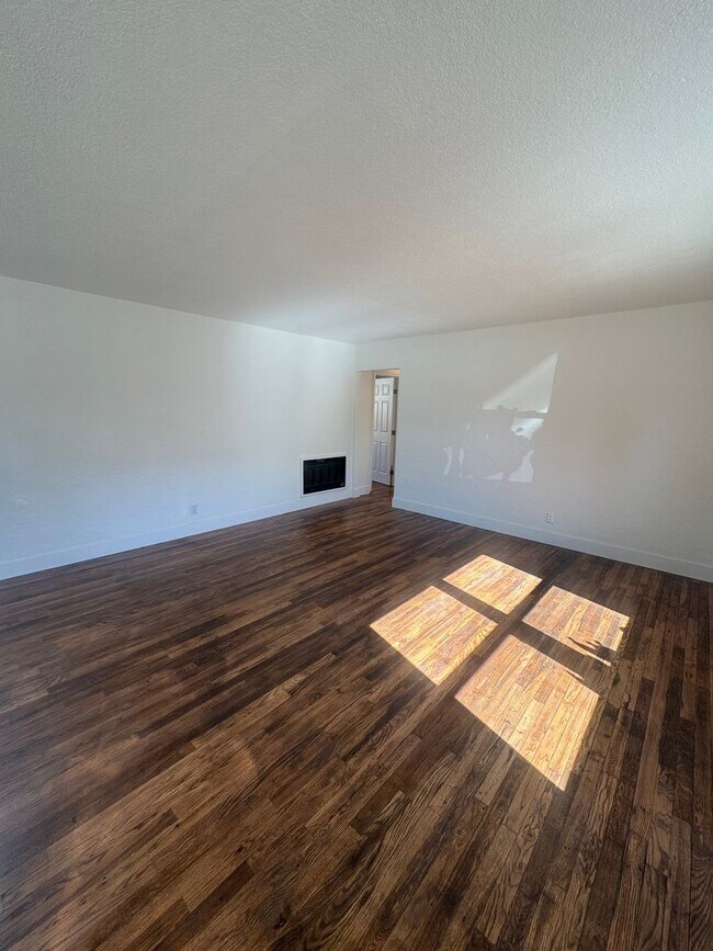 Foto del edificio - ***$500 OFF 1st MONTH!*** 2 BED 1 BATH IN DOWNTOWN REDDING, CA!