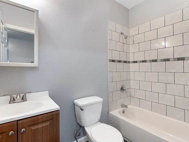 Building Photo - Renovated 3-BRM 2 -Bath Unit 3 nestled in the heart of Newark, NJ.
