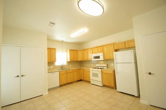 Building Photo - 4 Bed 2 bath home in East Austin - Great l...