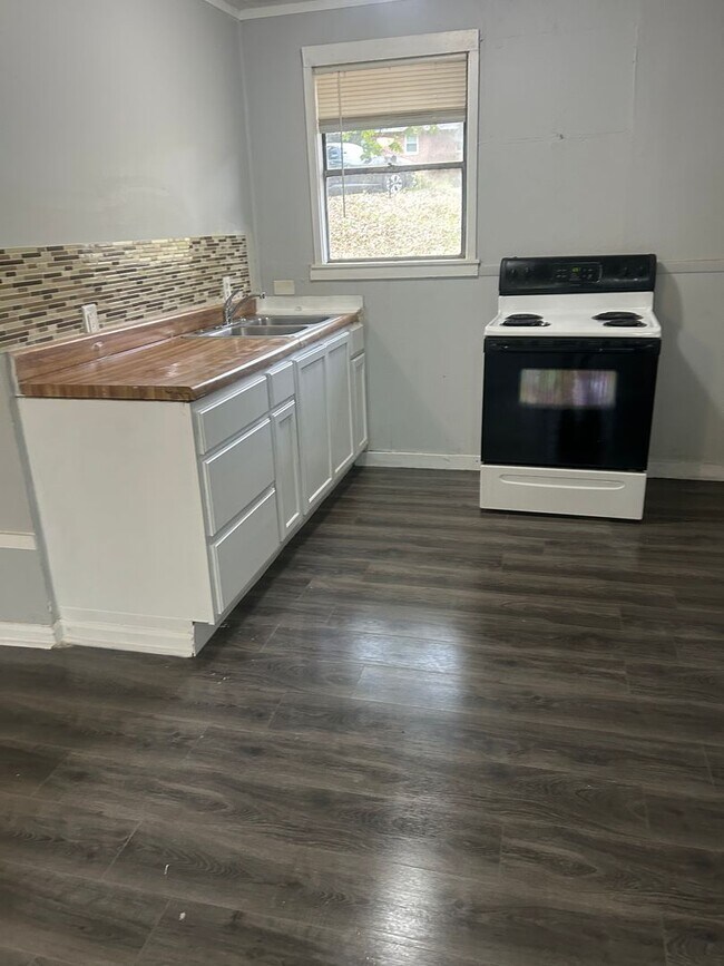 Foto del edificio - Oak Ridge 37830 - 2 bedroom, 1 bath duplex - Contact Lisa Vineyard and Shannon Russell (865) 216-...