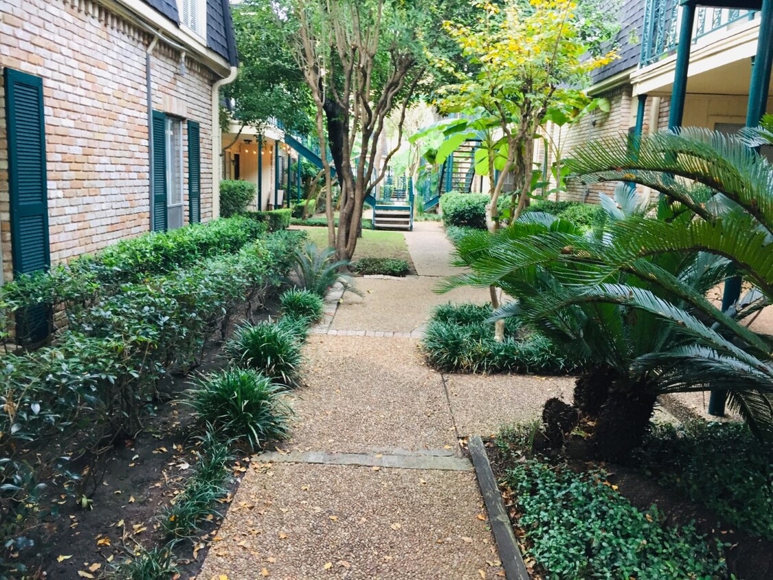Lushly landscaped grounds. - 800 Post Oak Blvd
