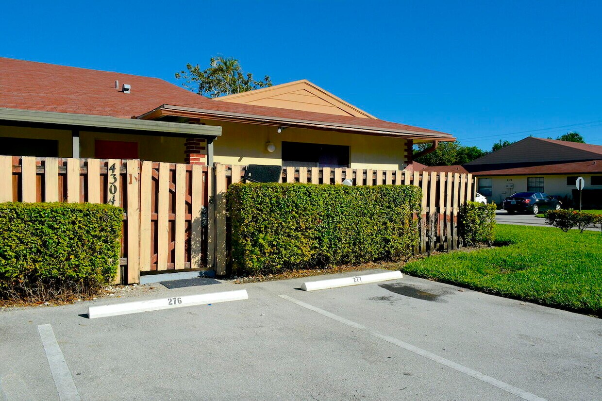 4304 Woodstock Dr, West Palm Beach, FL 33409 Townhome Rentals in West