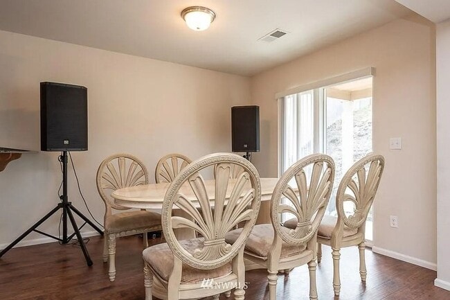 Building Photo - This beautiful home has 4 bedrooms