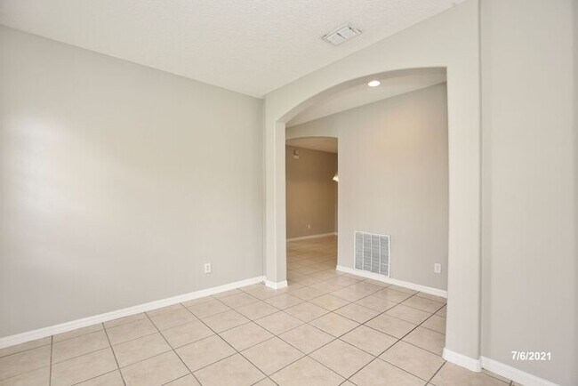 Building Photo - Gorgeous 4/2.5 Home with a 2 Car Garage Lo...