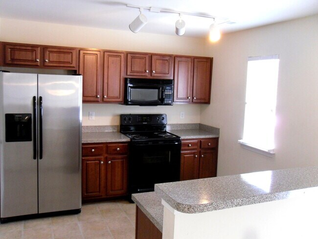 Building Photo - Beautiful 4bd/2.5bth home with an open lay...
