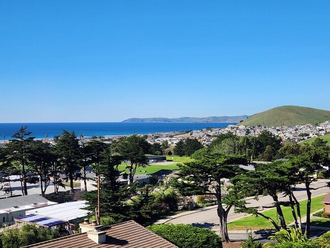 Foto del edificio - 3BR / 3BA Coastal Home with Panoramic Morro Bay Views