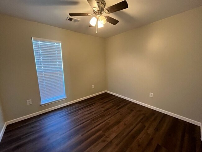 Foto del edificio - Renovated 3 Bedroom 2 Bath Home with 2 Car...
