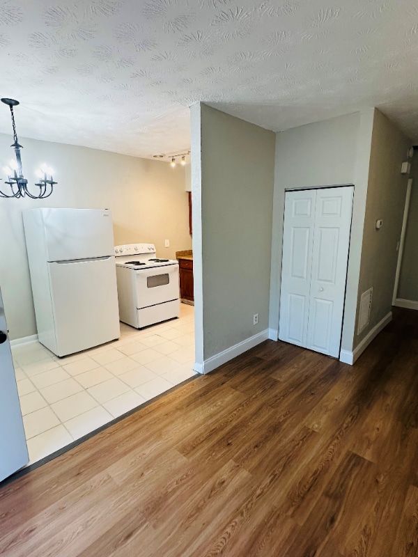 Foto del edificio - 7114 Ken Knight Dr W