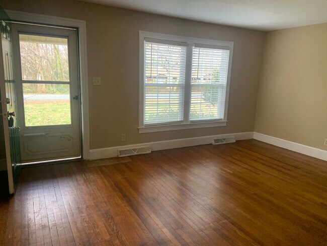Building Photo - Three Bedroom Home Convenient to West Frie...