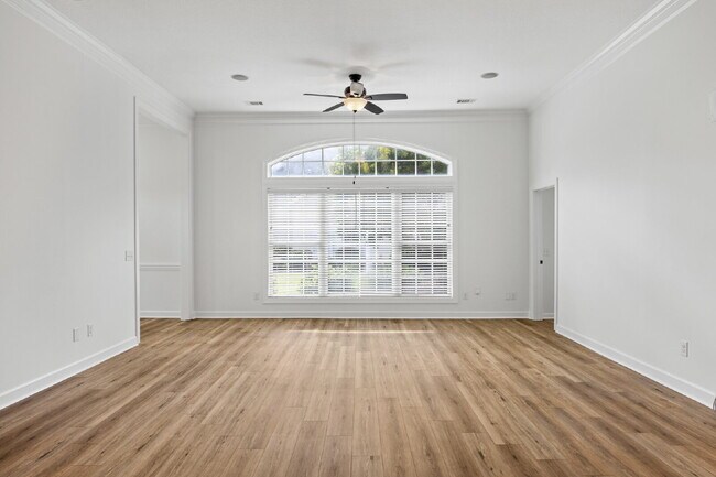 Building Photo - Large townhome in the Desirable Southbridge Community