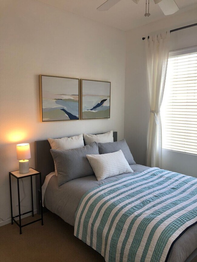 Building Photo - Private room, private bath, in quiet upgra...