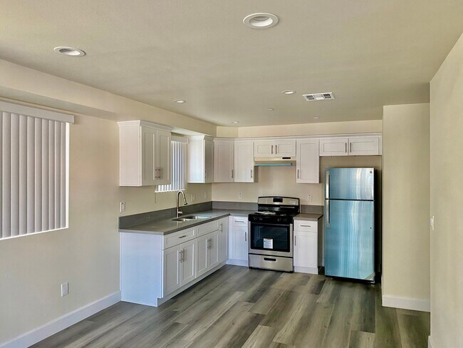 Amplias, plano de planta de estilo abierto, cocina con electrodomésticos de acero inoxidable nuevos. - 3019 Raymond Ave