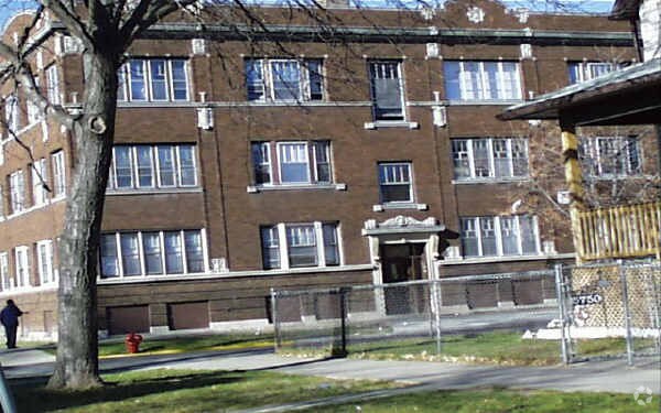 Primary Photo - 736-746 N Menard Ave