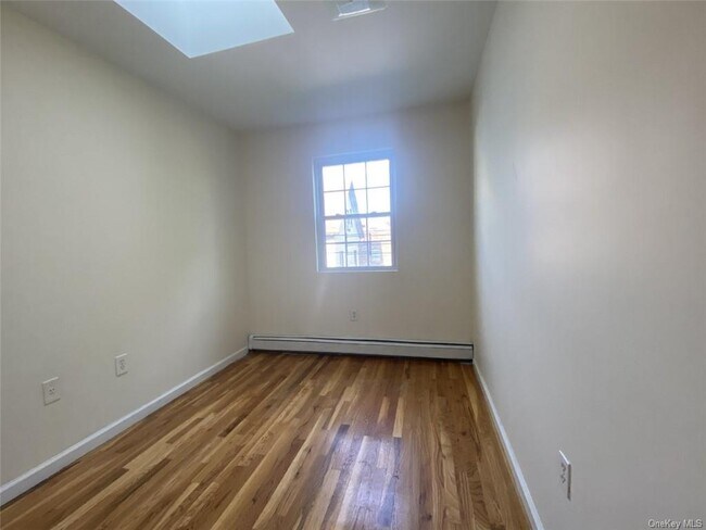 Foto del edificio - 767 E 216th St