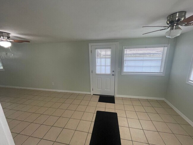 Foto del edificio - Spacious 2 bedroom, 1 bathroom home Availa...