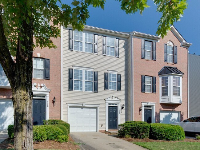Foto del edificio - Recently updated and stunning townhome in the Mallard Glen subdivision.