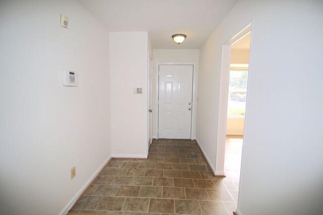 Foto del edificio - Spacious 3 Level townhome in Dale City