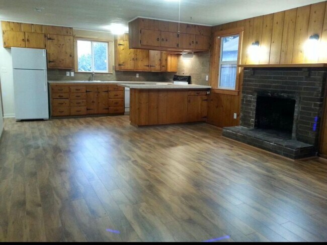 Building Photo - Large 2-bedroom house with large detached ...