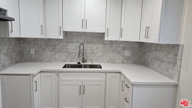 Building Photo - 330 Cameron Pl