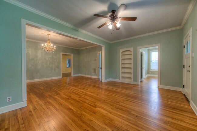 Foto del edificio - AVAILABLE AUGUST: Gorgeous, Remodeled 4 bed / 3 bath Hyde Park Area Home