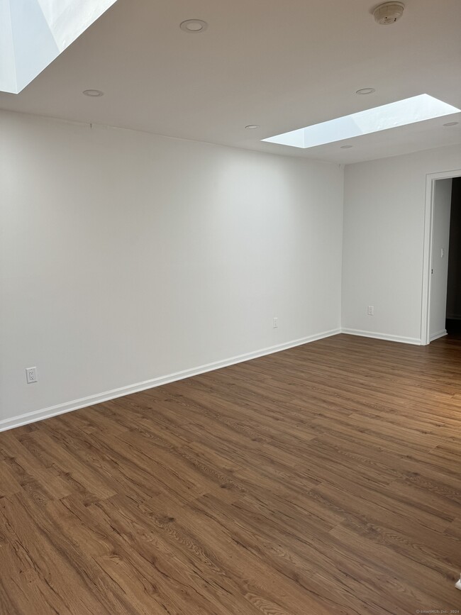Building Photo - 45 Doral Farm Rd