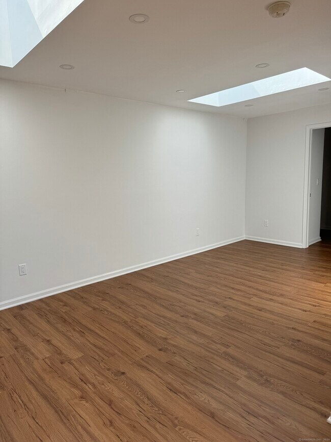 Foto del edificio - 45 Doral Farm Rd
