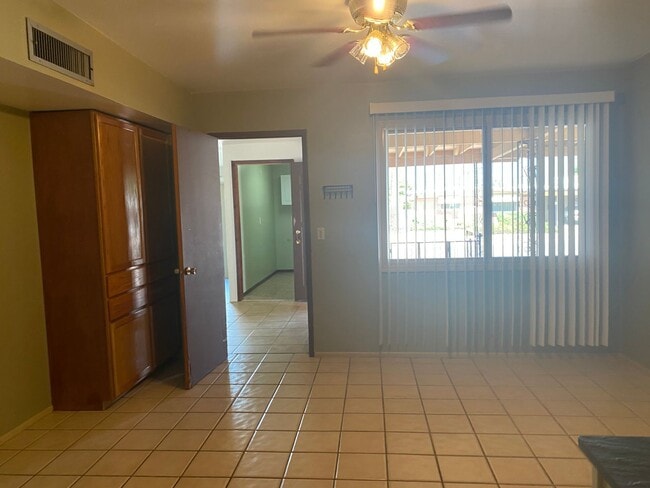 Building Photo - Eastside 3 bed 2 bath - Pool and Garage