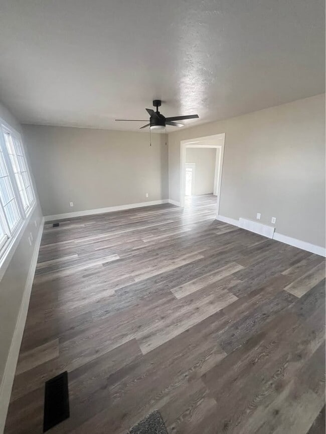 Foto del edificio - 643 N 2400 E