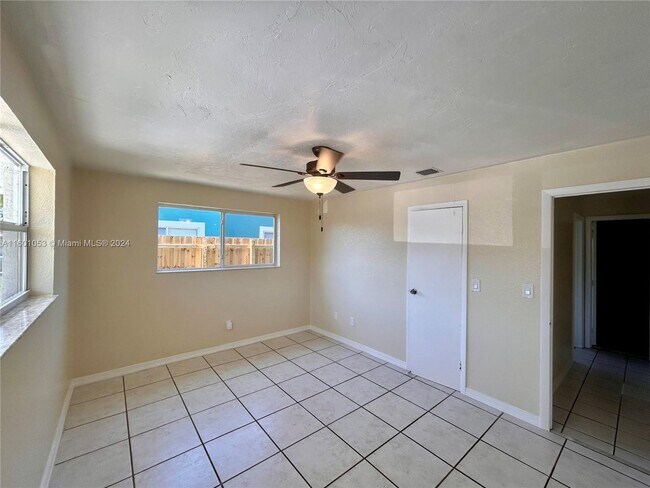 Building Photo - 1901 Southwest 97th Terrace Apt #1, Mirama...