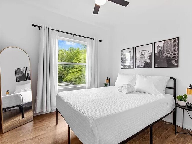 Building Photo - Woodbury Square Townhome
