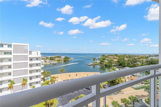 Foto del edificio - 1325 Snell Isle Blvd NE
