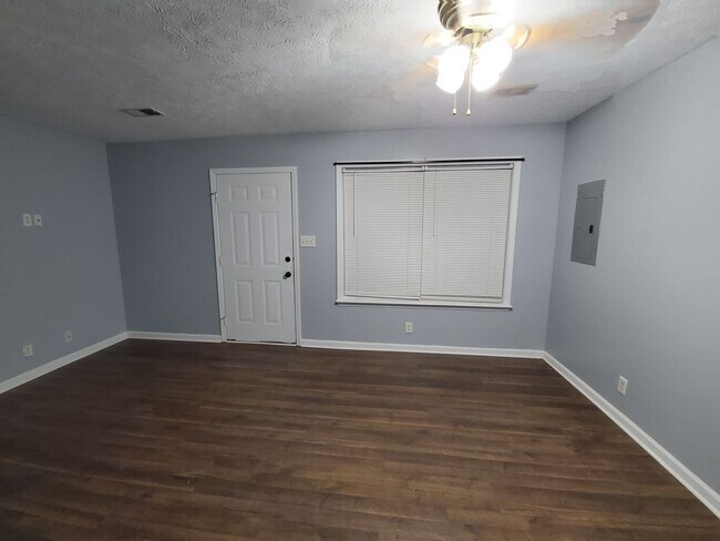 Foto del edificio - $1250 - 3 Bedroom 1 Bath Home offering Sunroom!