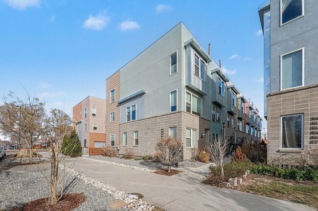 Foto del edificio - Modern-3 bedroom -3.5 bathroom Townhome in Santa Fe Art District