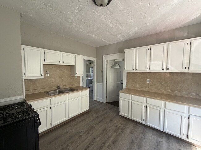 Foto del edificio - 3349 E 125th St