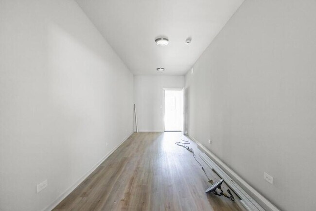 Building Photo - 3 bedroom in Chicago IL 60618