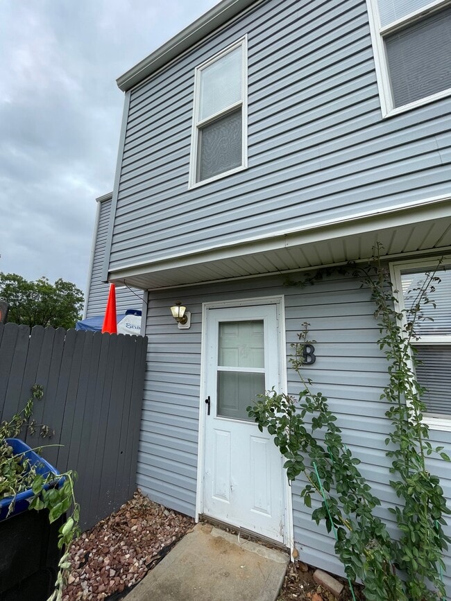 Building Photo - 850 Sir Galahad Dr