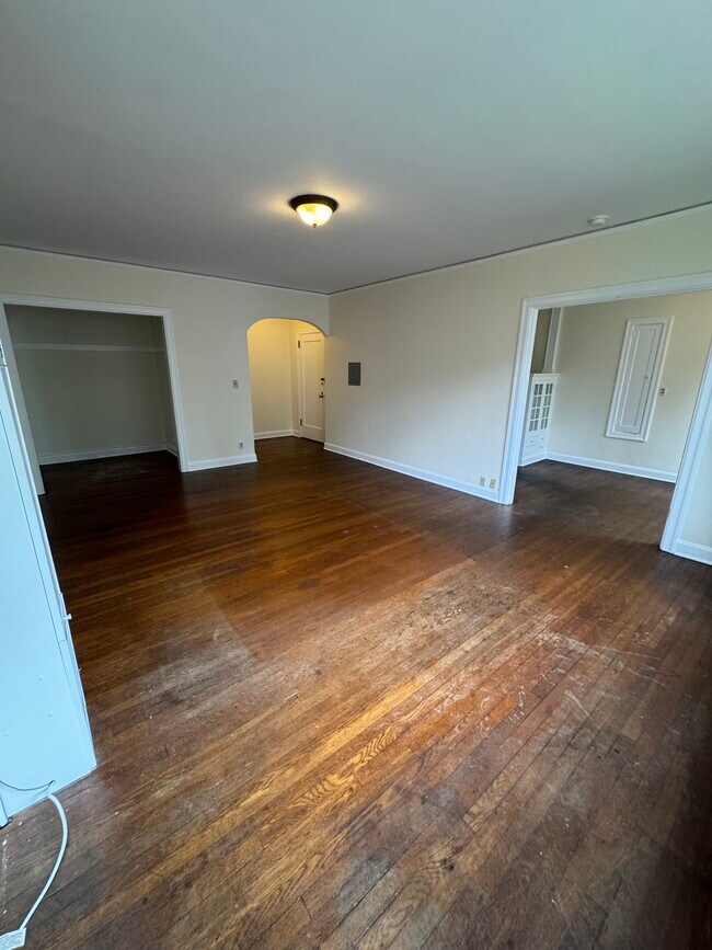 Los suelos de la sala de estar han sido renovados. - 1329 Northeast Hancock Street