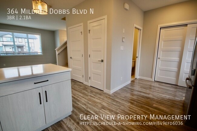 Building Photo - Bright and spacious recently built townhou...