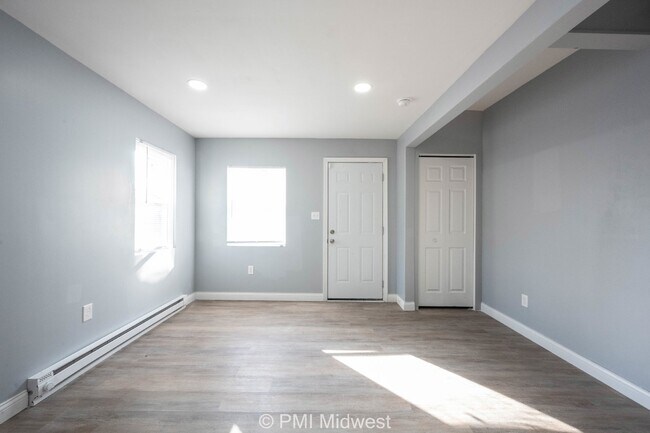 Building Photo - "Charming 2 Bedroom Apartment in Prime Loc...