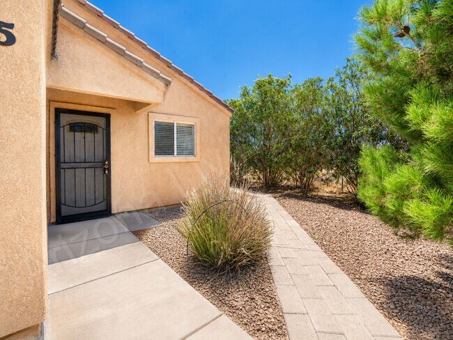 Foto del edificio - COOL SHADE, COZY LIVING, CONVENIENT LOCATION