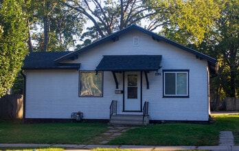 Building Photo - 2261 Holdrege St