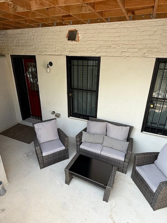 Patio de entrada privado - 1232 I St NE