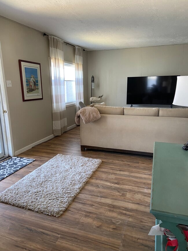 Building Photo - 717 10th Ave