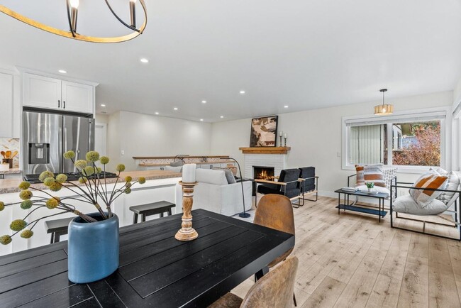 Building Photo - Beautifully renovated Three Bedroom in Mon...