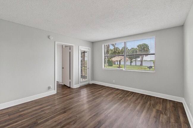 Building Photo - 714 Executive Center Dr