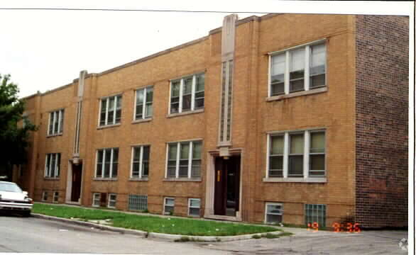 Foto principal - 2636 N LeClaire Ave