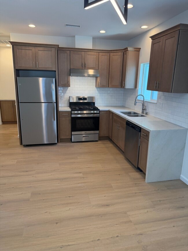 Building Photo - 4621 E Mountain View Dr