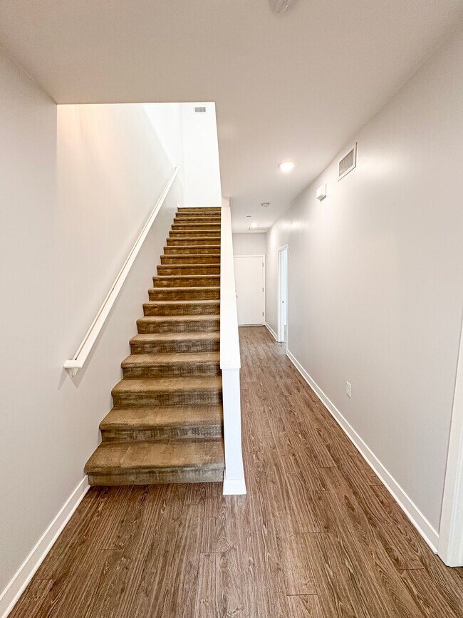 Foto del edificio - 1645 E Cheery Lynn Rd